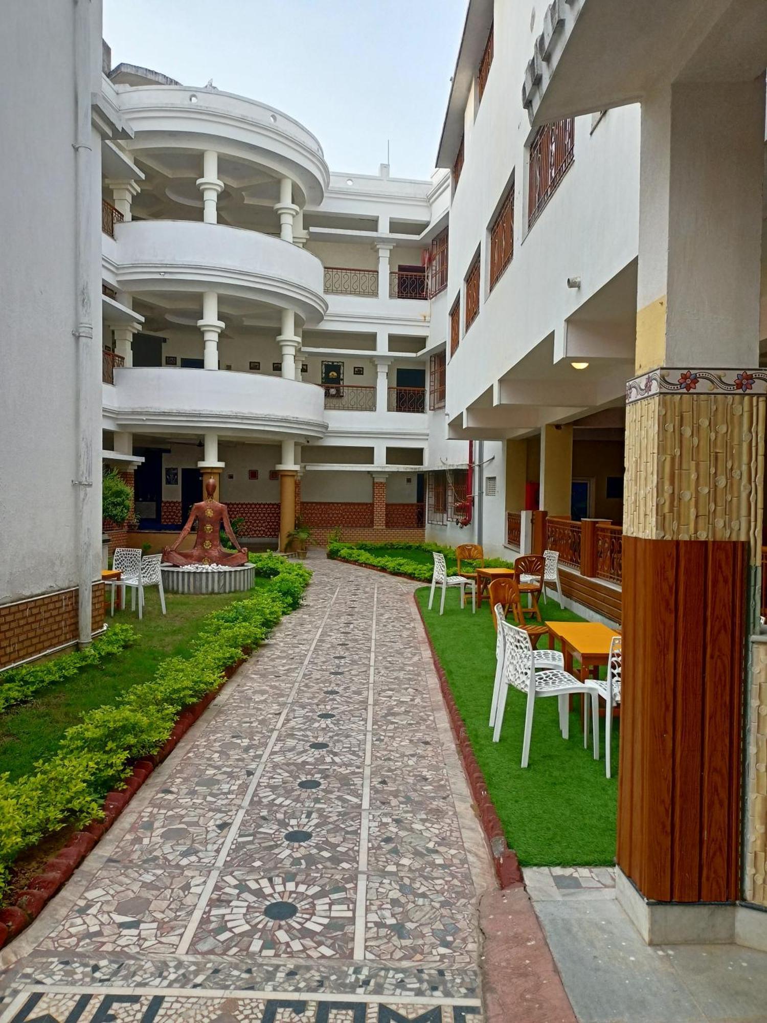 Hotel Kolam Shanti Niketan Exterior photo